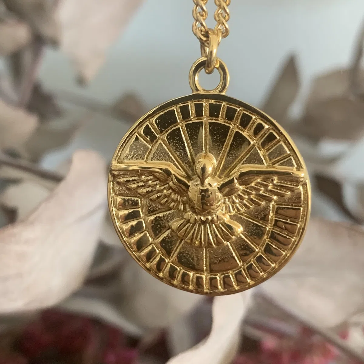 Collar Sagrada Familia y Espíritu Santo de Acero Inoxidable Chapado en Oro, Regalo para Cualquier Ocasión