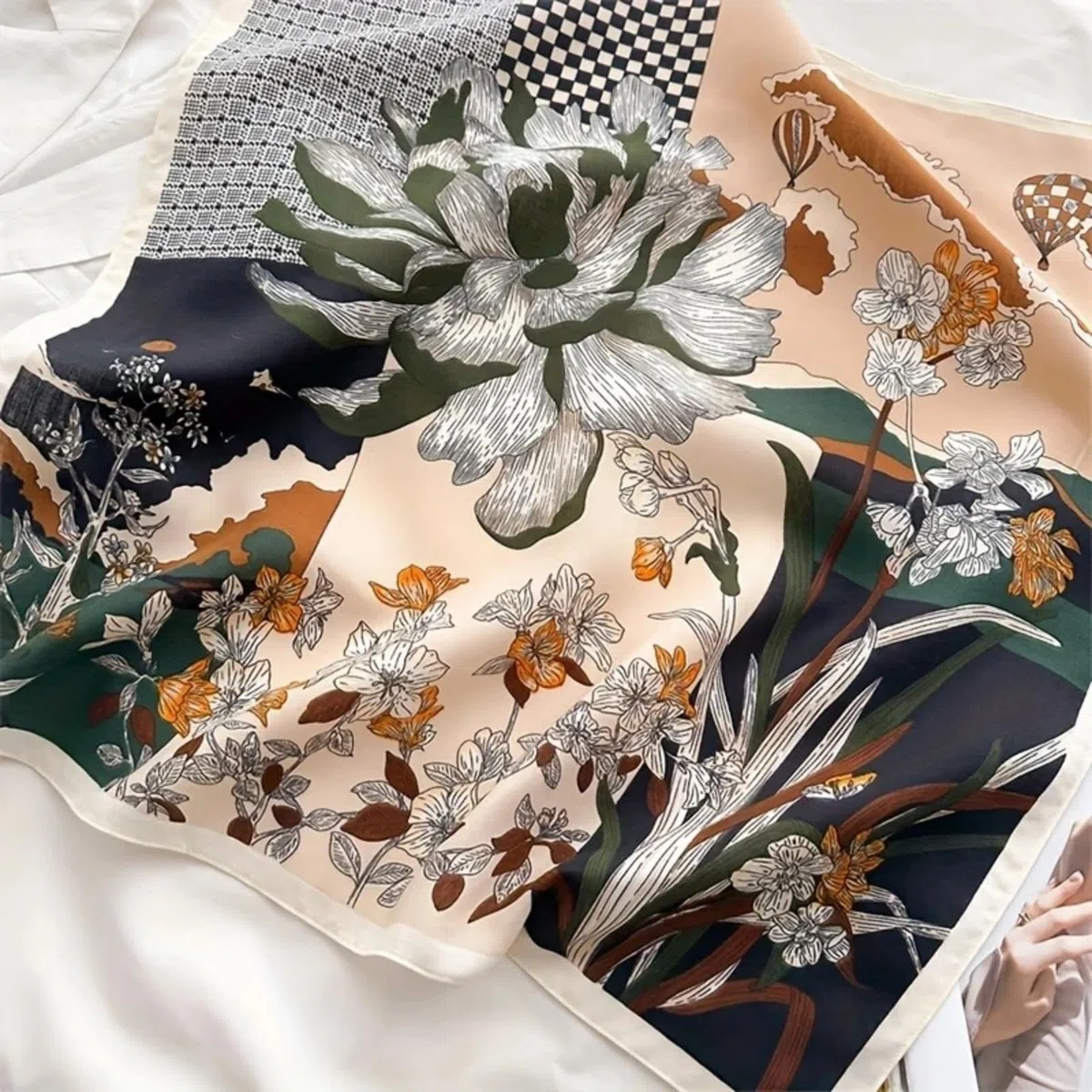 5 Piezas Scarf Cuadrado para Mujers, Pañuelos Cabeza Mujer de Satén Sintético, Bandanas, Colores Vibrantes, 5 Diseños, para Usar Como Tocado, Bufanda, Diadema o Pulsera