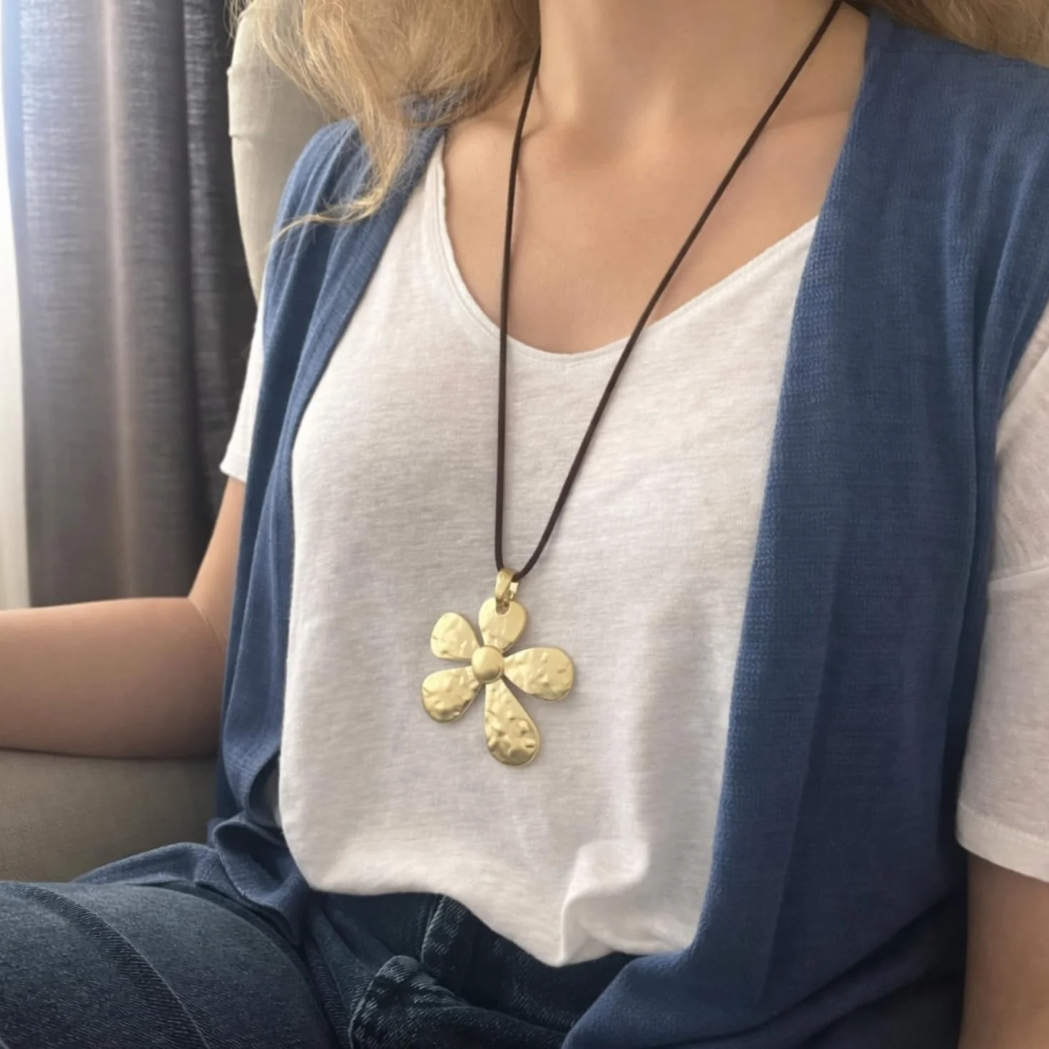 ASTER ALHELÍ – Colgante Mujer Flor Grande Dorado con Cordón de Ante Marrón – Collar Largo Mujer Ajustable Estilo Bohemio – Joyería Artesanal Ideal para Regalo (Dorado)