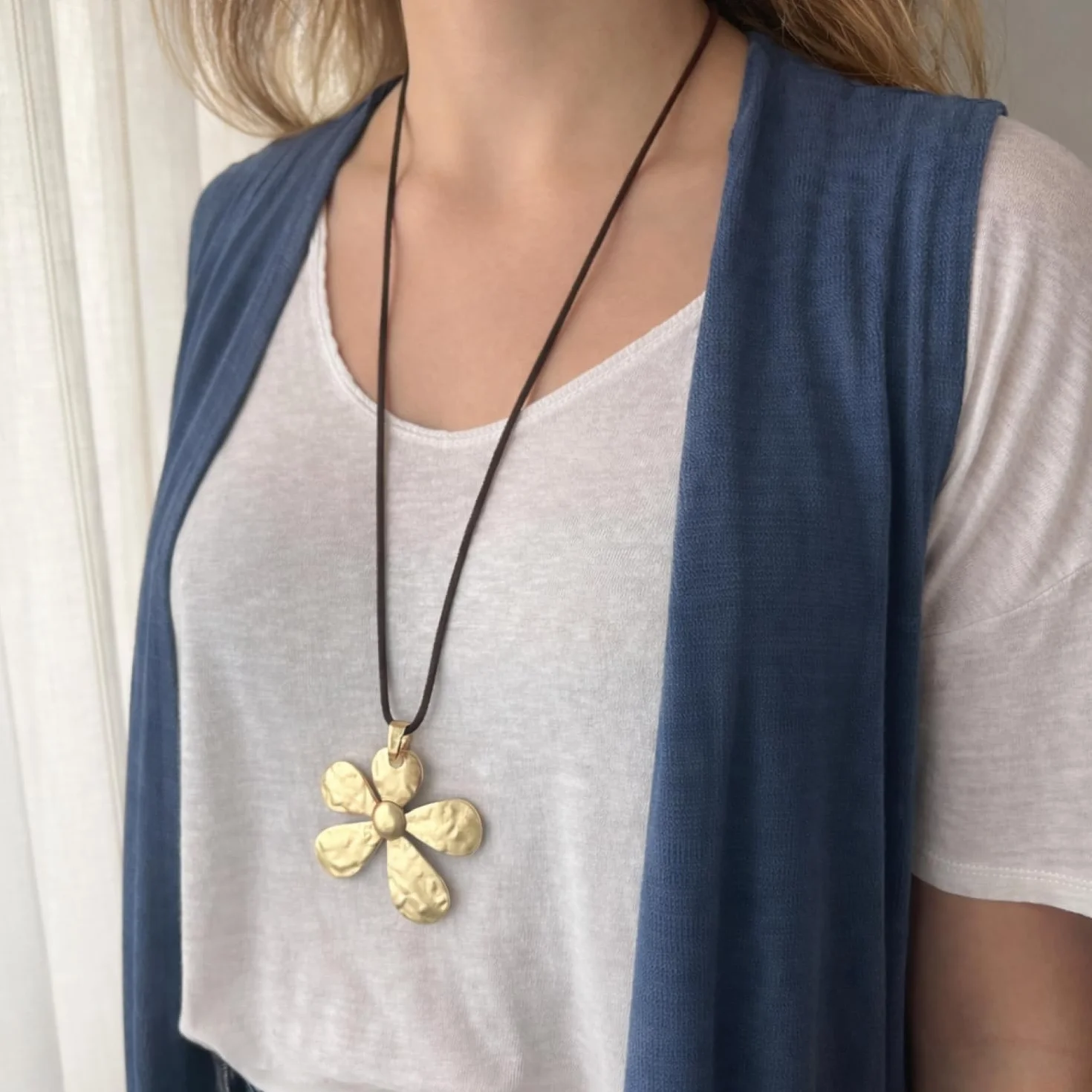 ASTER ALHELÍ – Colgante Mujer Flor Grande Dorado con Cordón de Ante Marrón – Collar Largo Mujer Ajustable Estilo Bohemio – Joyería Artesanal Ideal para Regalo (Dorado)