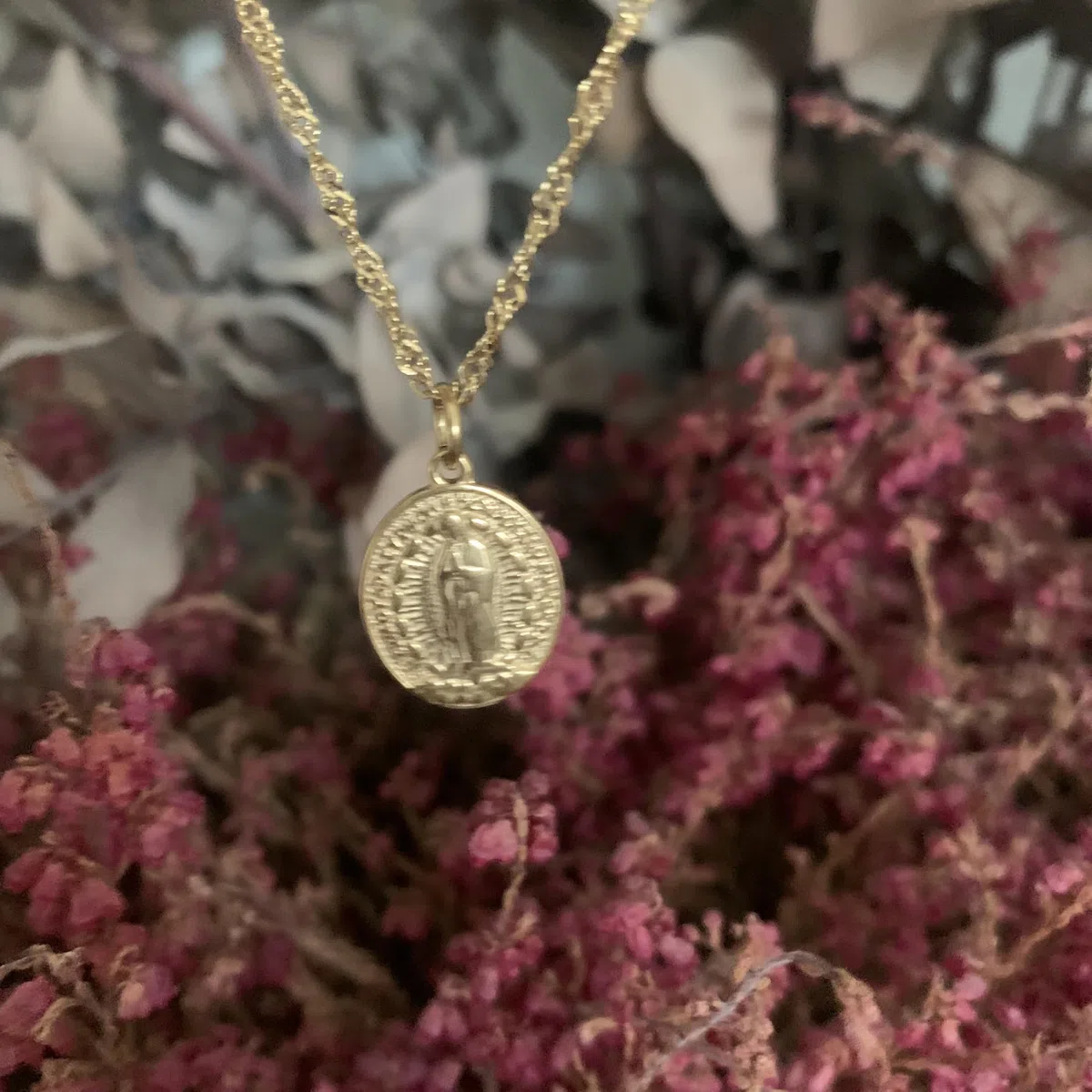 Collar la Virgen de Guadalupe. Cadena de acero inoxidable chapada en oro Ideal para llevar todos los días.