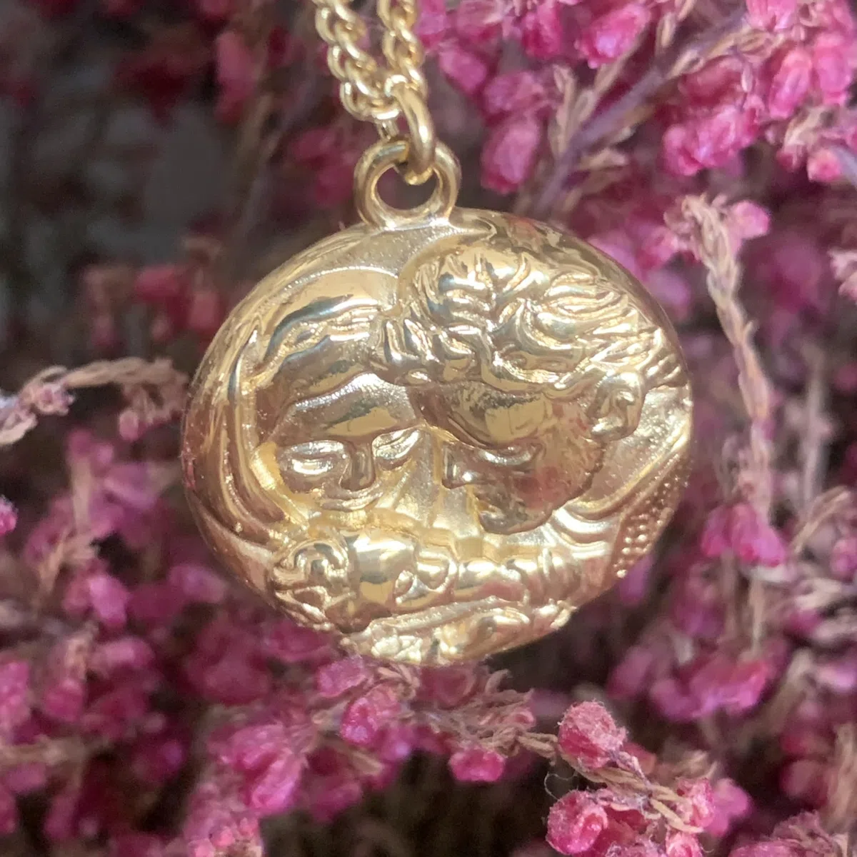 Collar Sagrada Familia y Espíritu Santo de Acero Inoxidable Chapado en Oro, Regalo para Cualquier Ocasión
