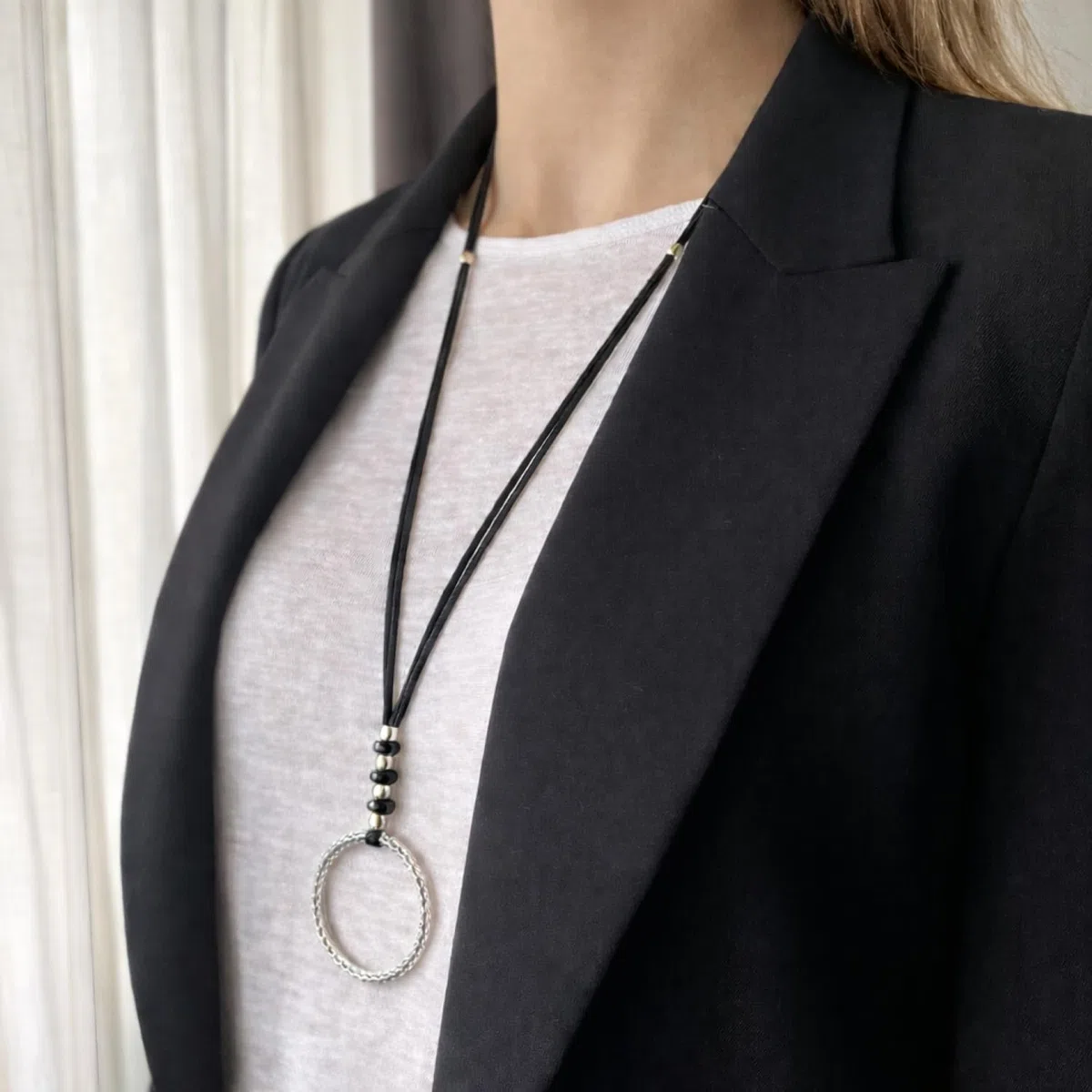 ASTER ALHELÍ – Colgante Mujer Plateado con Piedras Ágatas Negras – Collar Largo Ajustable con Antelina Negra – Accesorio Artesanal con Significado – Ideal para Regalo Original