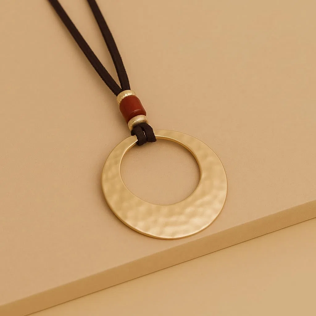 NILUXE DESIGN- Colgante Mujer Aro Grande Dorado y Piedra Natural Jaspe Rojo- Ajustable Cadena de Antelina Marrón - Colgante Handmade Estilo Boho Chic- Collar Largo Mujer