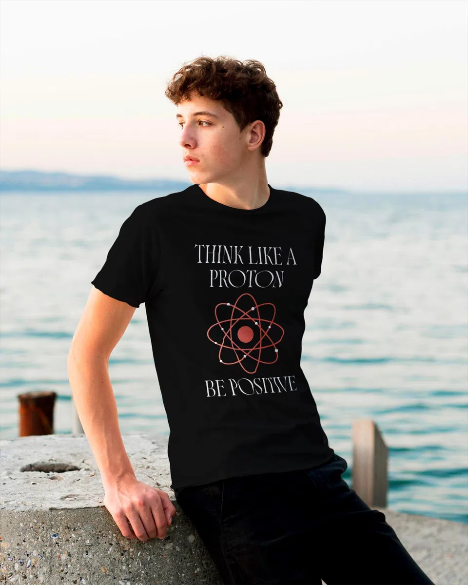 Panorama Camiseta de Manga Corta - Think Like a Proton Be Positive - Regalos Originales para Amantes de la Ciencia - Camisetas Unisex para Hombre y Mujer - Regalo Divertido