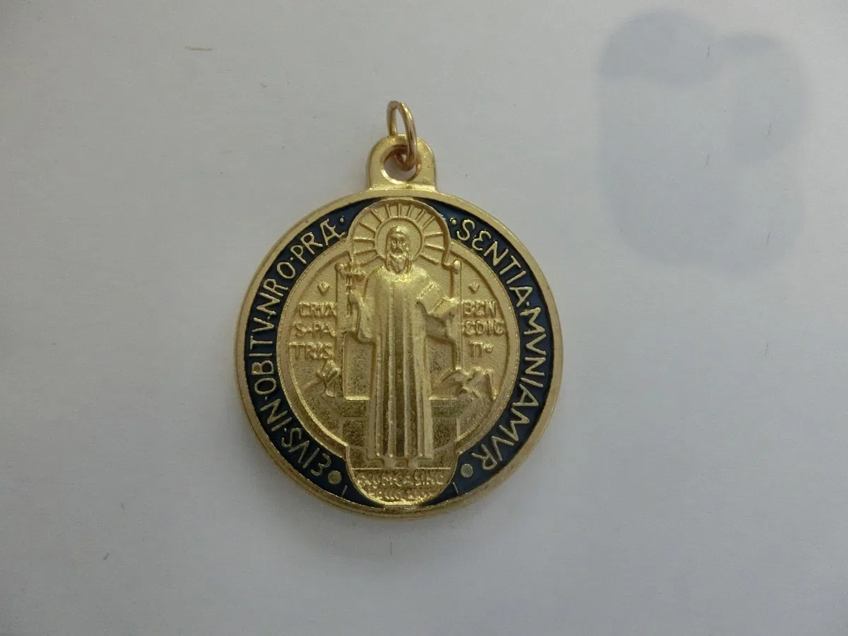 GTBITALY 60.049.21 medalla de San Benito de oro esmaltado de 32 mm con anillo para sacerdote exorcismo, monja, iglesia, sacerdote santo