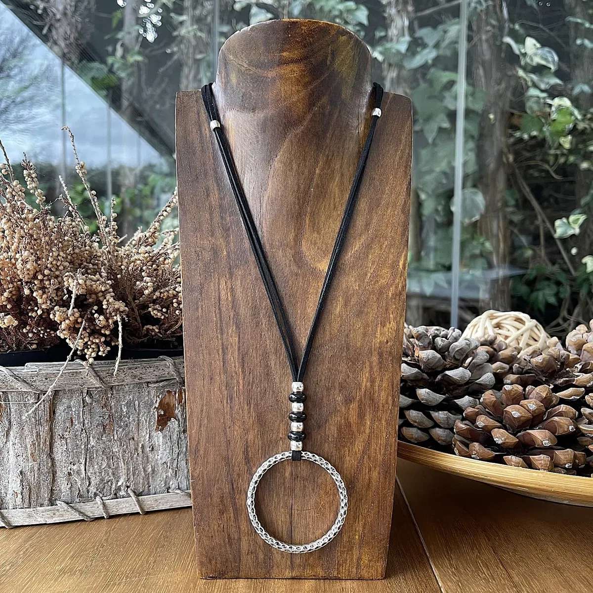 ASTER ALHELÍ – Colgante Mujer Plateado con Piedras Ágatas Negras – Collar Largo Ajustable con Antelina Negra – Accesorio Artesanal con Significado – Ideal para Regalo Original