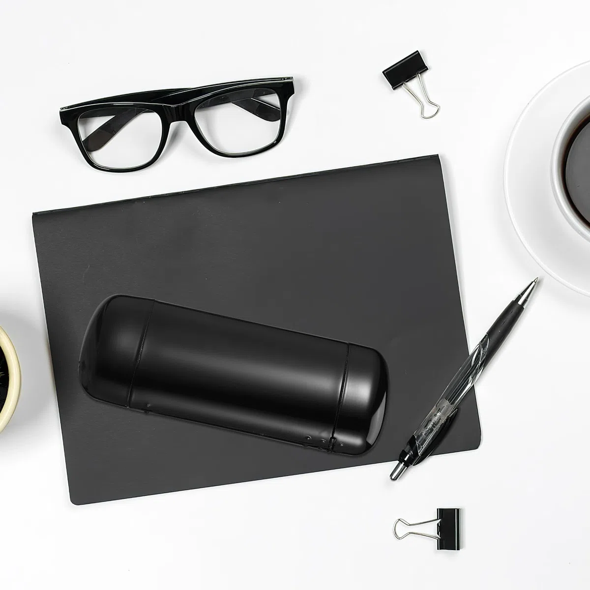 Estuche Rígido para Gafas de Sol, Metálico, Tamaño Compacto 155x61x36 Mm, Color Negro Elegante, Diseño Delgado para Hombre y Mujer, Protector Portátil Adecuado para Viajes y Uso