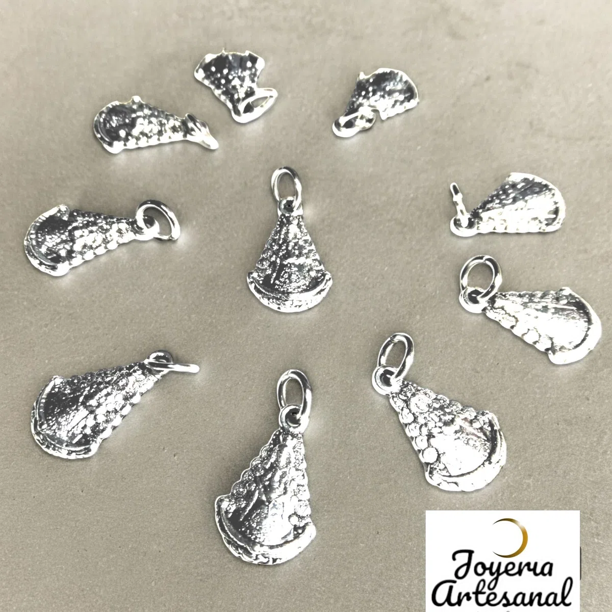 Medalla Virgen del Rocío 10 Colgantes Chapados en Plata de Ley 925/1000 + Bolsa Yute Artesanal Hechas a Mano, Joyería Religiosa, Fabricado en España