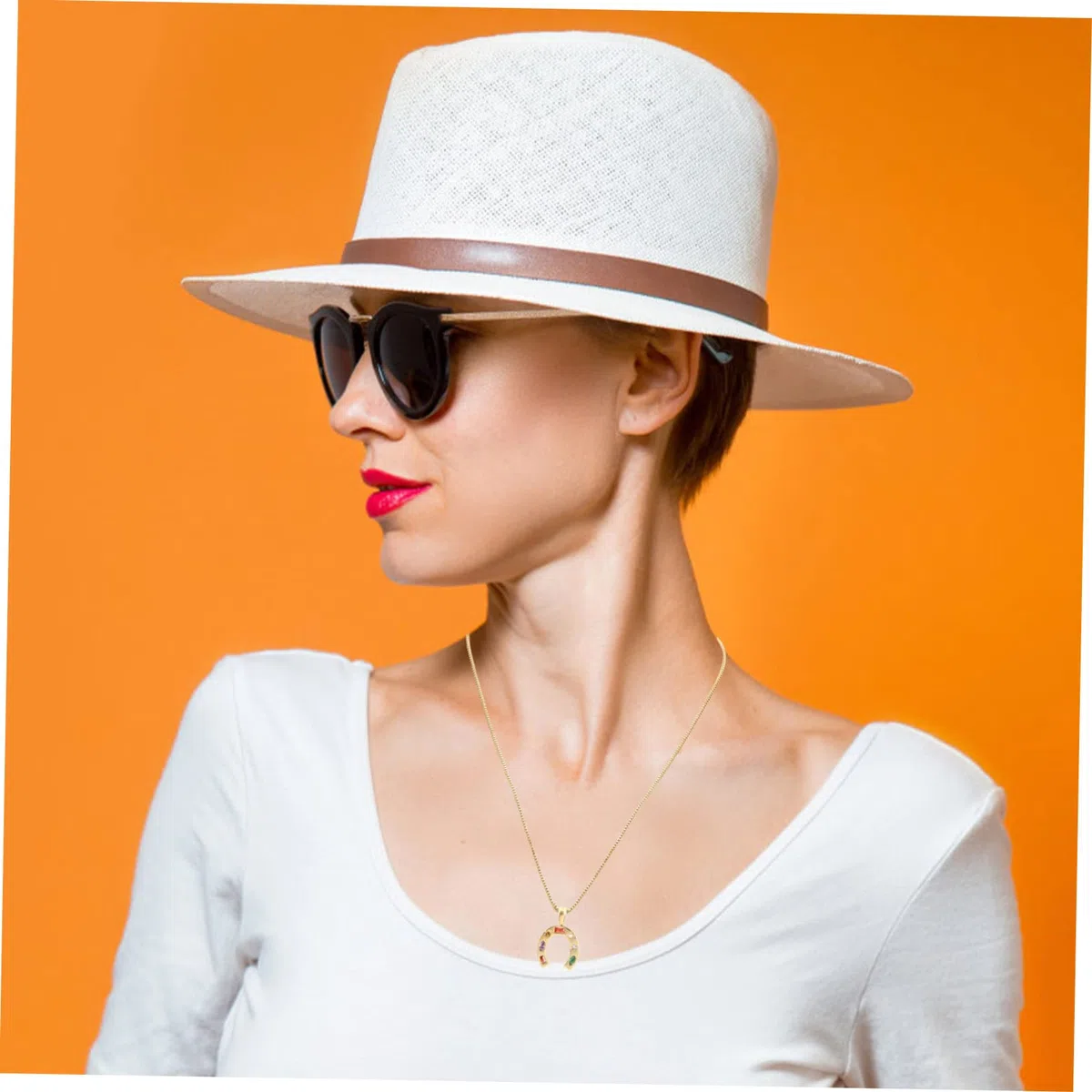 Collar Dije de Herradura en Forma Minimalista para Mujer, Acero Inoxidable Dorado, Elegante y Único para Fiestas y Ceremonias