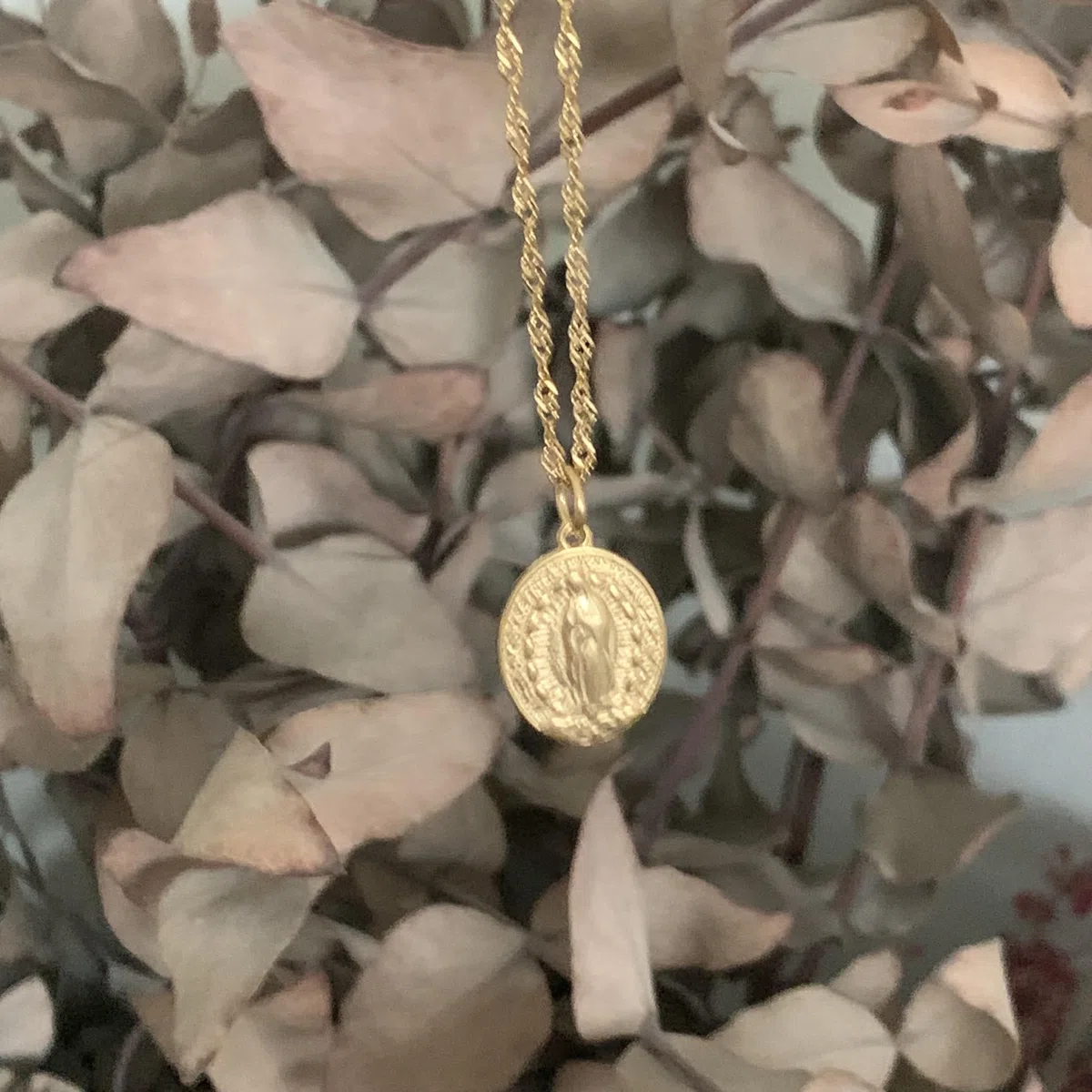 Collar la Virgen de Guadalupe. Cadena de acero inoxidable chapada en oro Ideal para llevar todos los días.