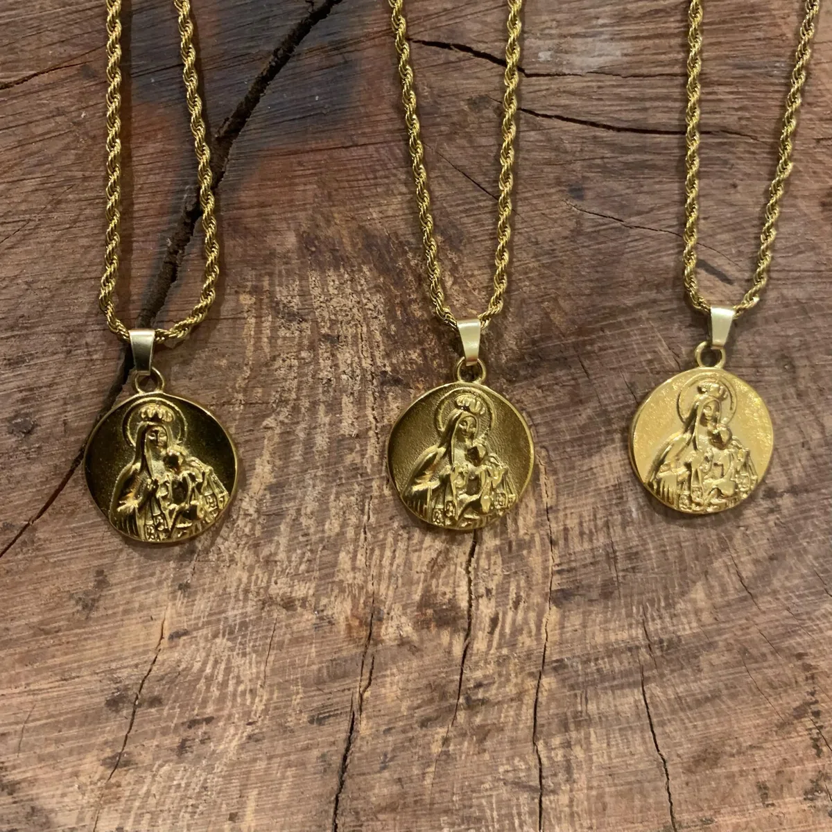 Collar trenzado Virgen del Carmen de acero inoxidable. Regalo para cualquier ocasión.