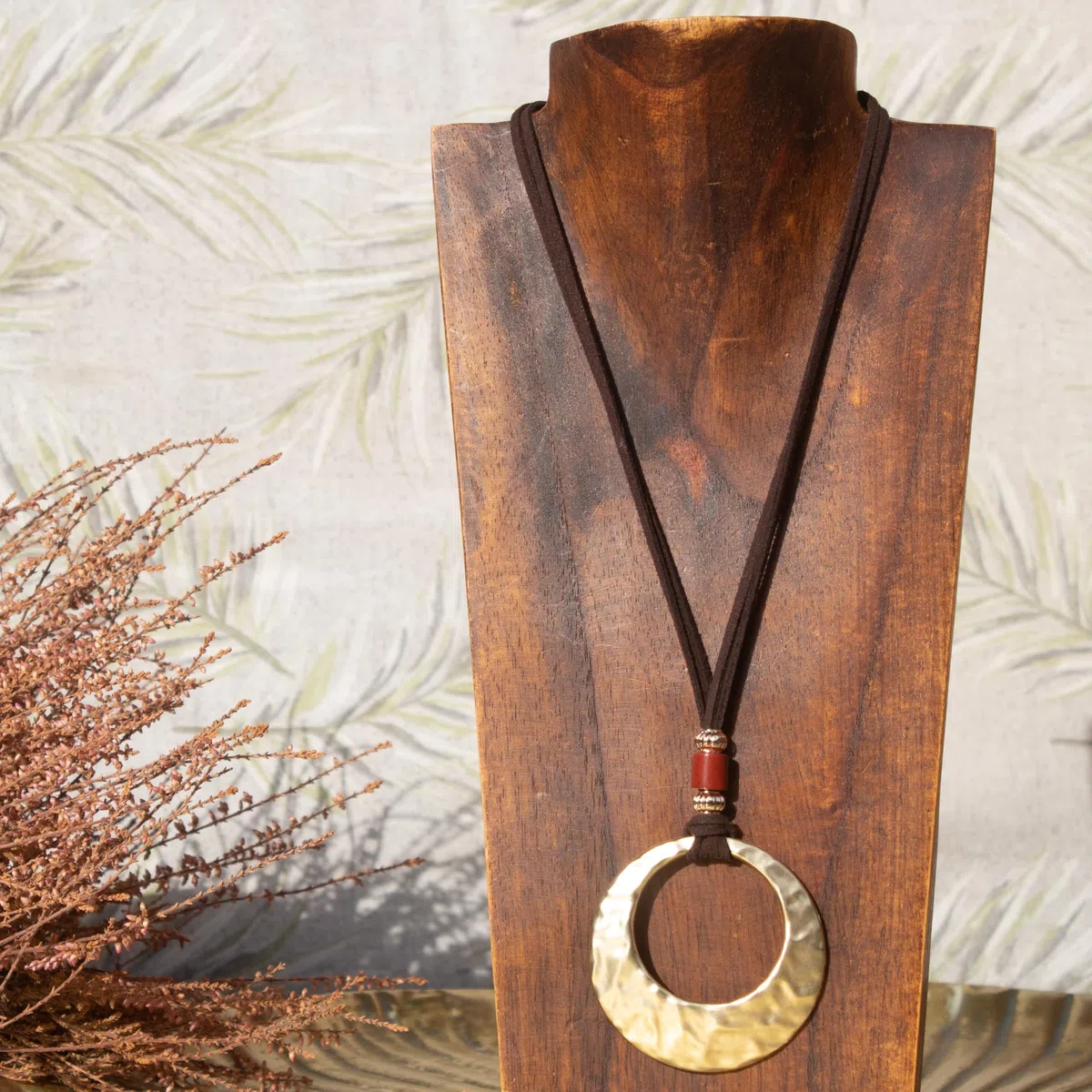 NILUXE DESIGN- Colgante Mujer Aro Grande Dorado y Piedra Natural Jaspe Rojo- Ajustable Cadena de Antelina Marrón - Colgante Handmade Estilo Boho Chic- Collar Largo Mujer