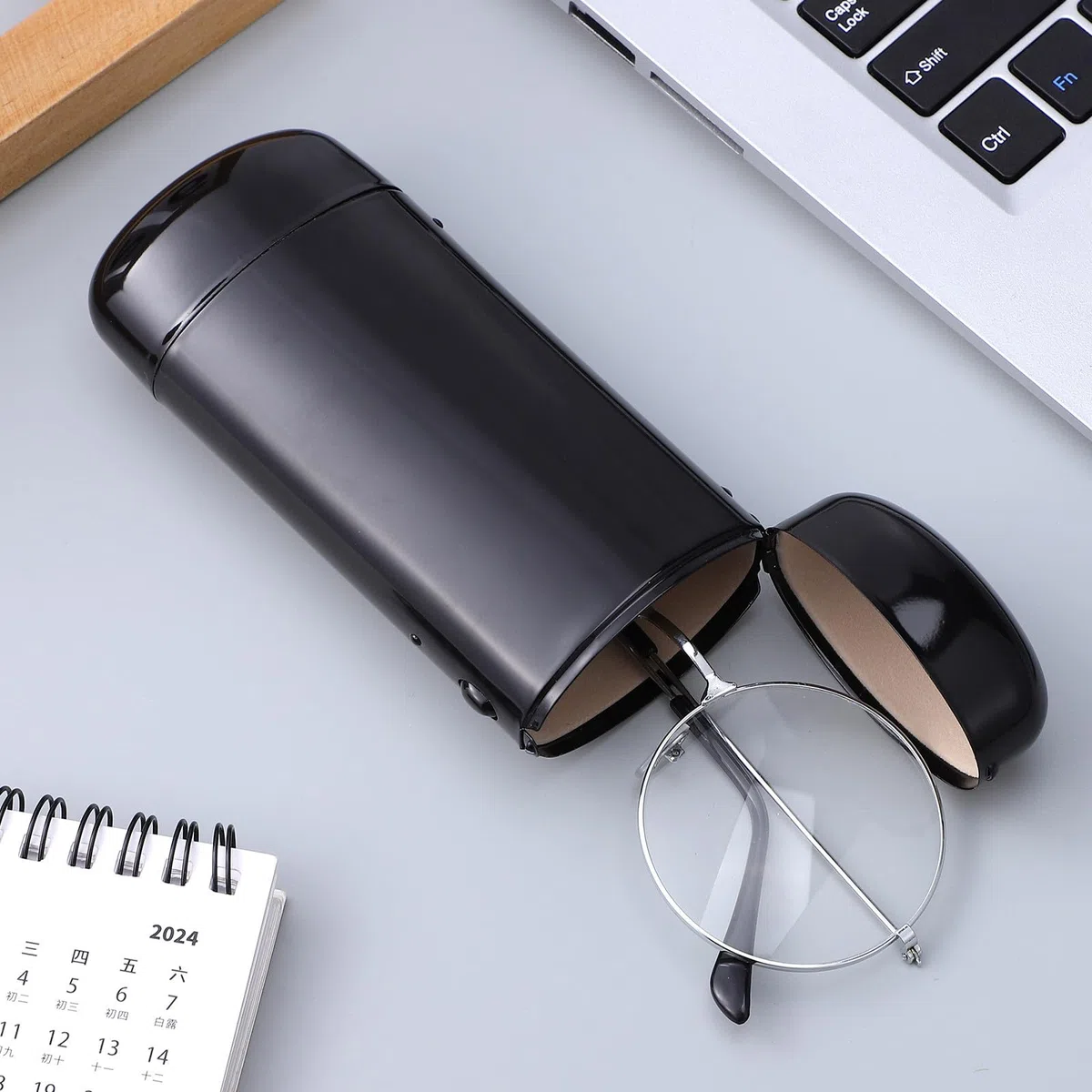 Estuche Rígido para Gafas de Sol, Metálico, Tamaño Compacto 155x61x36 Mm, Color Negro Elegante, Diseño Delgado para Hombre y Mujer, Protector Portátil Adecuado para Viajes y Uso