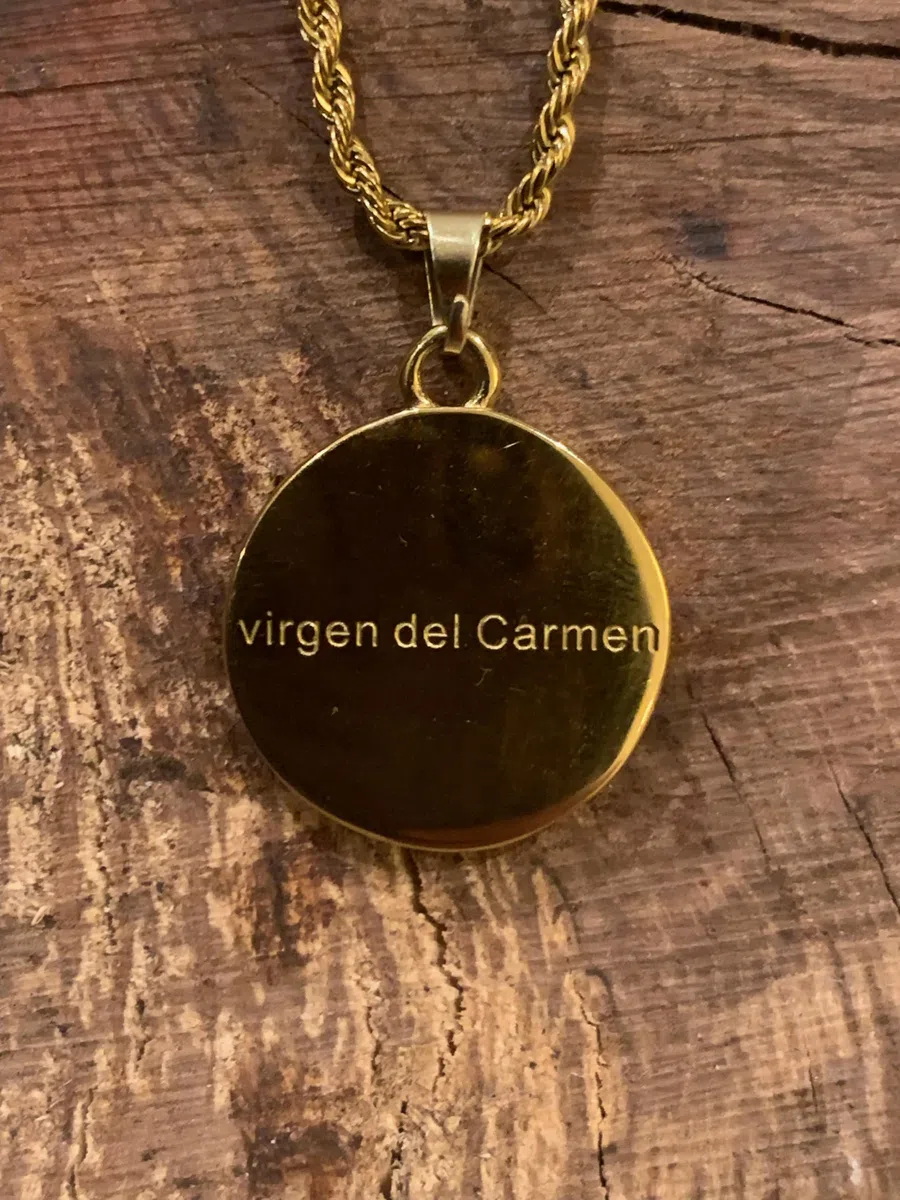 Collar trenzado Virgen del Carmen de acero inoxidable. Regalo para cualquier ocasión.