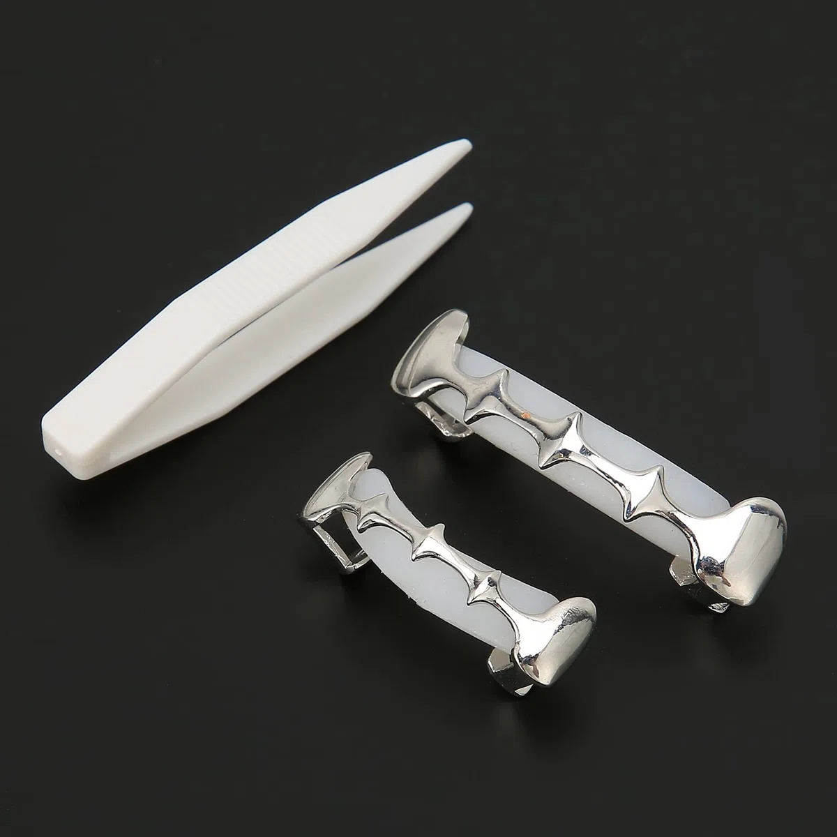 Parrillas de dientes chapadas en oro de 18 quilates Grillz, conjunto de dientes falsos de Hip Hop irregulares, accesorio de decoración de dientes de Hip Hop para festival de Halloween(Plata)