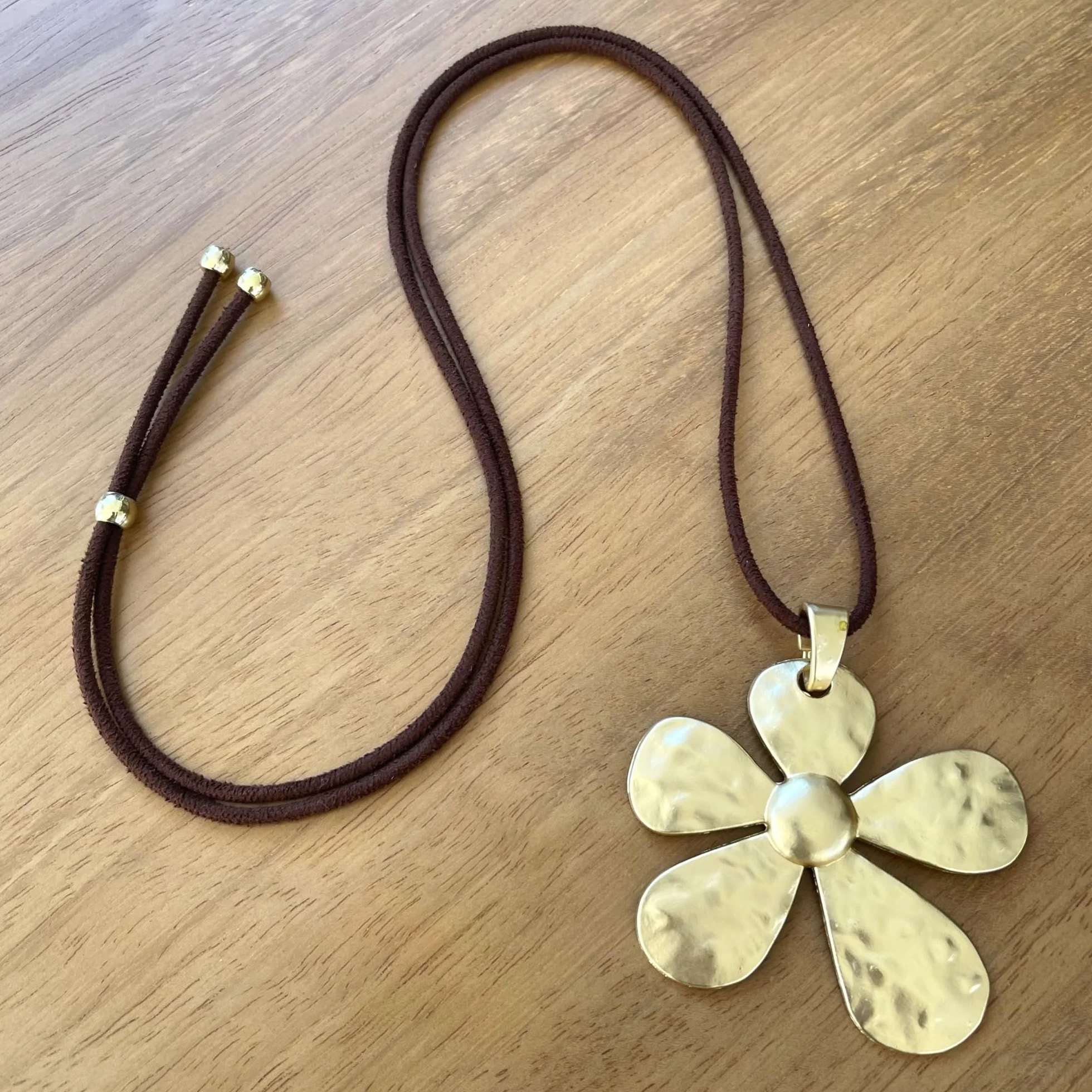 ASTER ALHELÍ – Colgante Mujer Flor Grande Dorado con Cordón de Ante Marrón – Collar Largo Mujer Ajustable Estilo Bohemio – Joyería Artesanal Ideal para Regalo (Dorado)