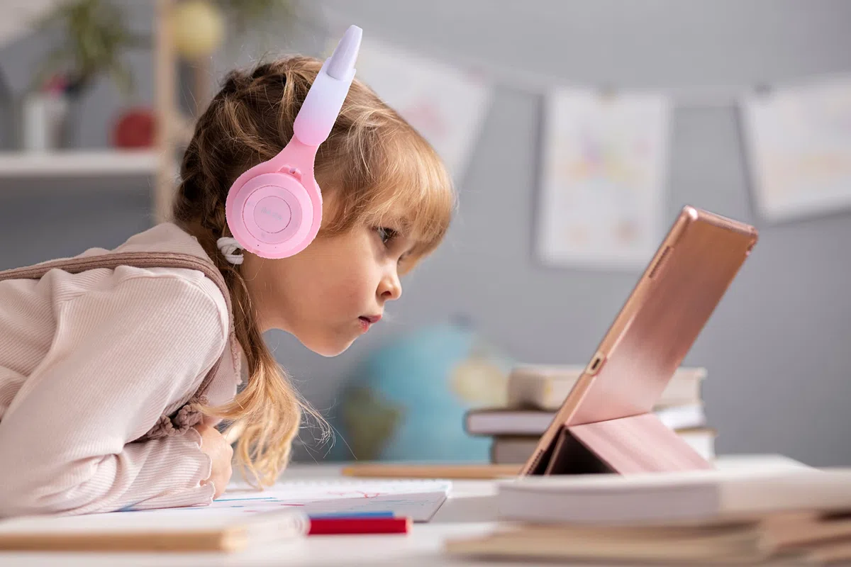 arVin Auriculares para niños, auriculares inalámbricos para niños con micrófono, orejas de gato con luz LED para niños, auriculares plegables sobre la oreja para niñas y niños