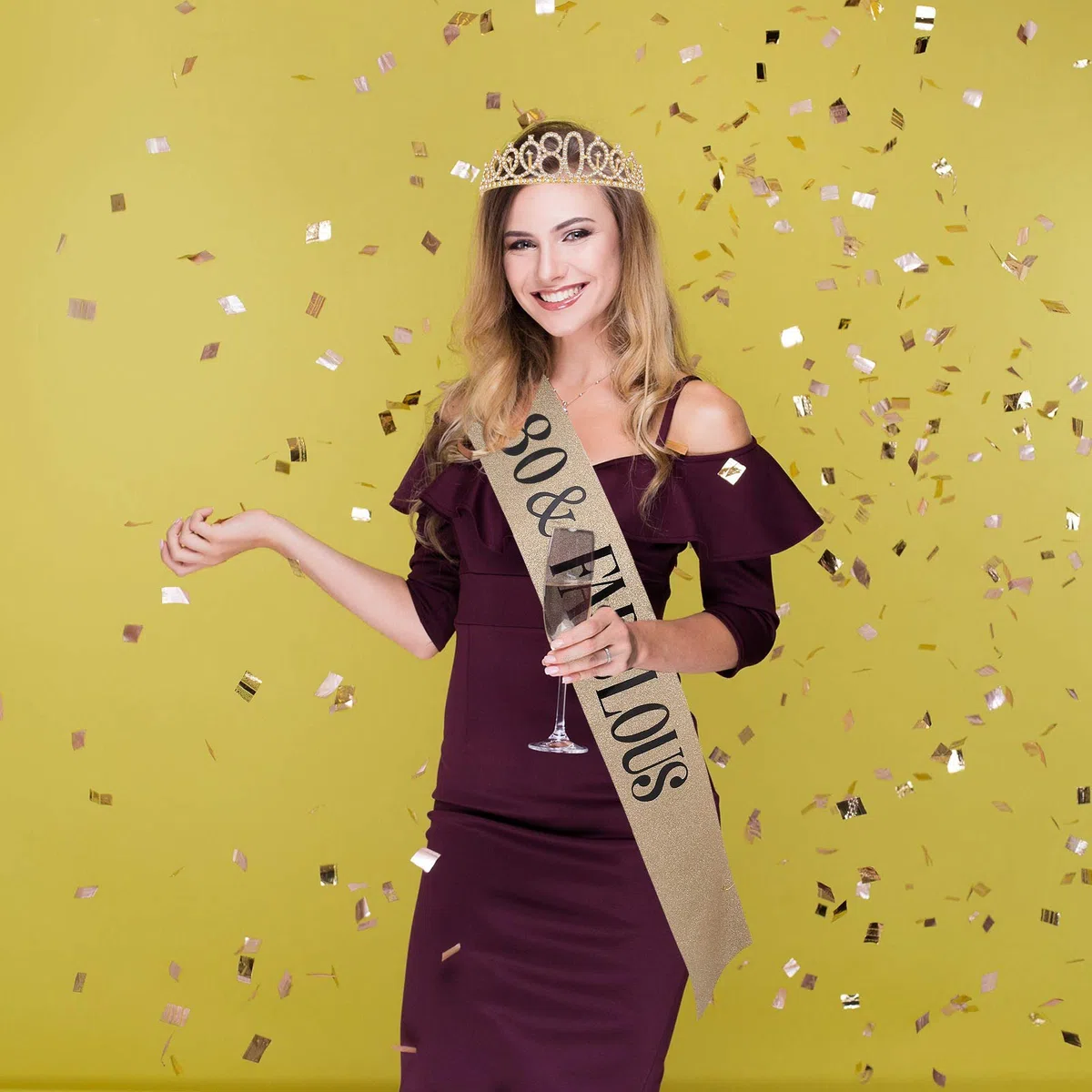 SUSSURRO "80 y fabuloso juego de tiara de fajas y diamantes de imitación, regalo de 80 cumpleaños para mujeres suministros de fiesta de cumpleaños (dorado)