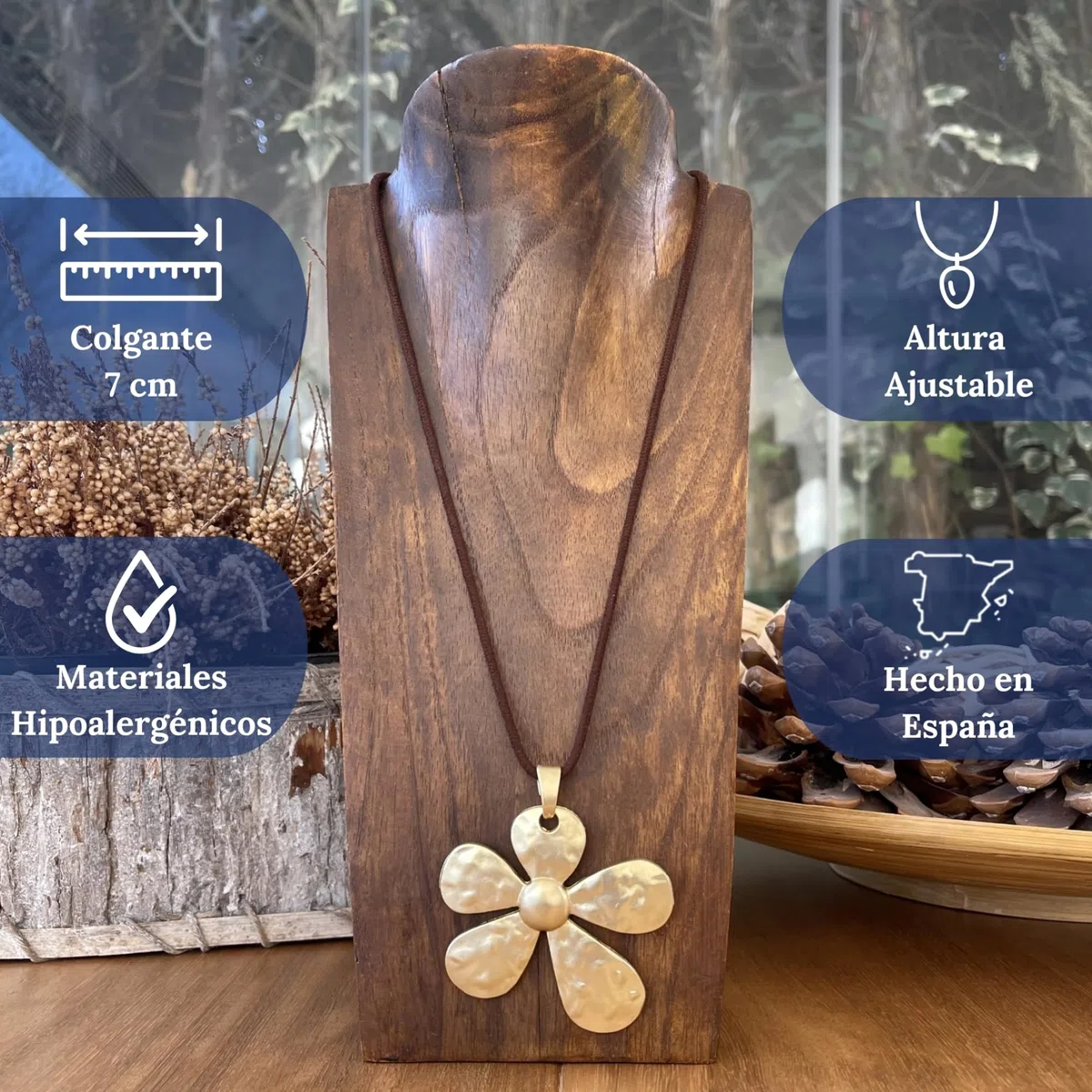 ASTER ALHELÍ – Colgante Mujer Flor Grande Dorado con Cordón de Ante Marrón – Collar Largo Mujer Ajustable Estilo Bohemio – Joyería Artesanal Ideal para Regalo (Dorado)