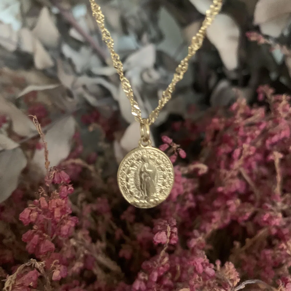 Collar la Virgen de Guadalupe. Cadena de acero inoxidable chapada en oro Ideal para llevar todos los días.
