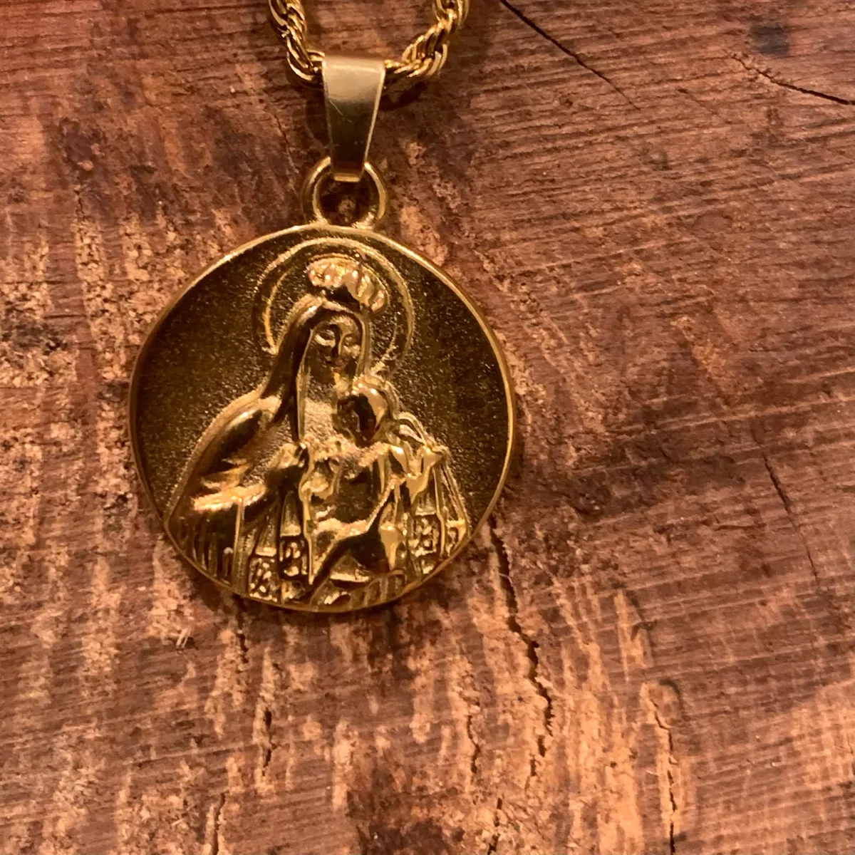 Collar trenzado Virgen del Carmen de acero inoxidable. Regalo para cualquier ocasión.