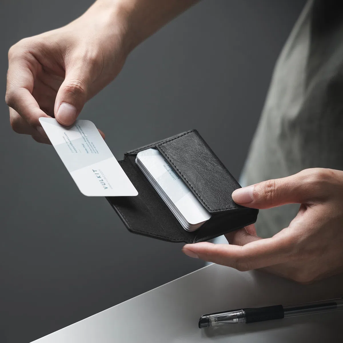 VULKIT Funda de cuero para tarjetas de visita para hombre, bolsillo delgado, para tarjetas de visita, con capacidad para 20 tarjetas de visita, Negro, Slim