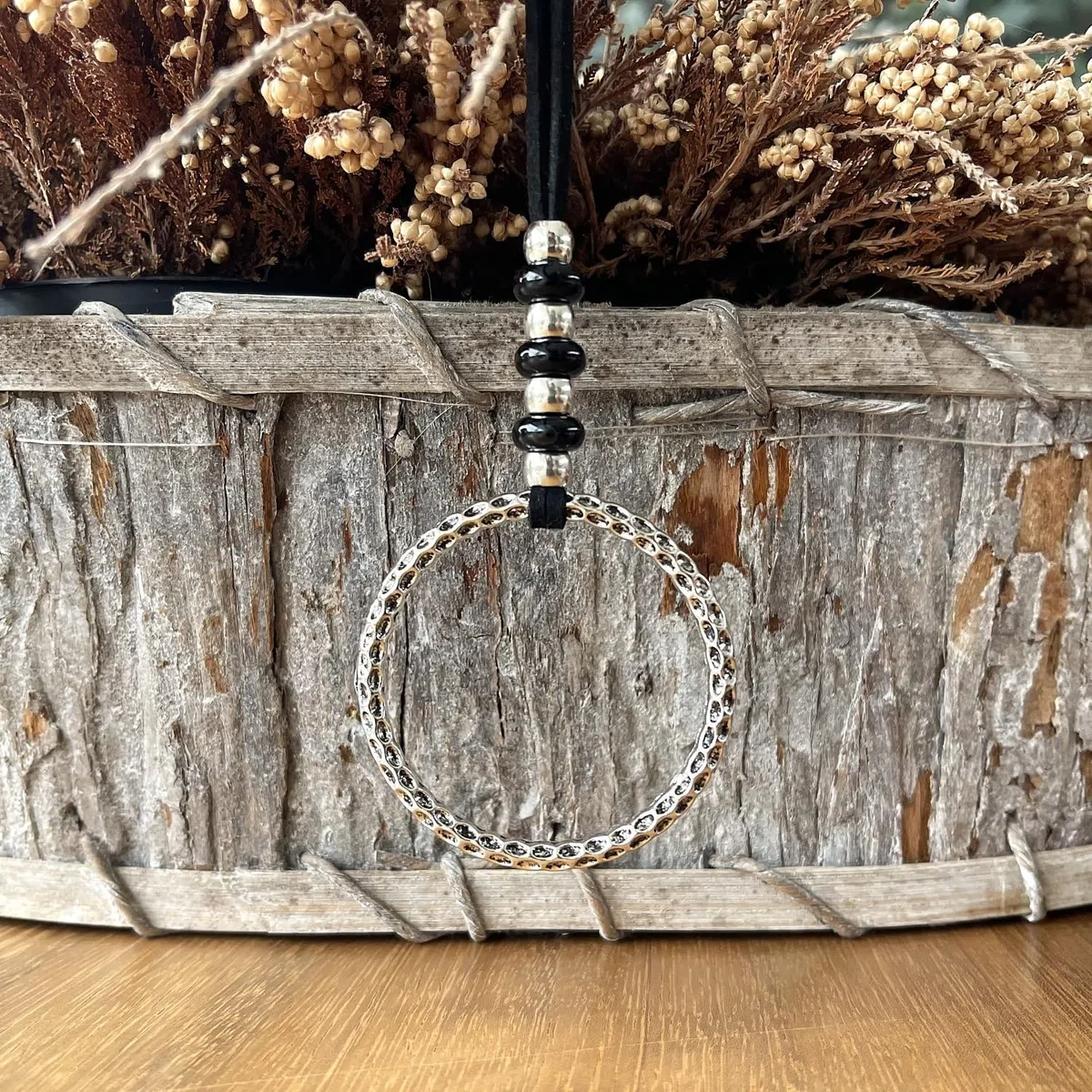 ASTER ALHELÍ – Colgante Mujer Plateado con Piedras Ágatas Negras – Collar Largo Ajustable con Antelina Negra – Accesorio Artesanal con Significado – Ideal para Regalo Original