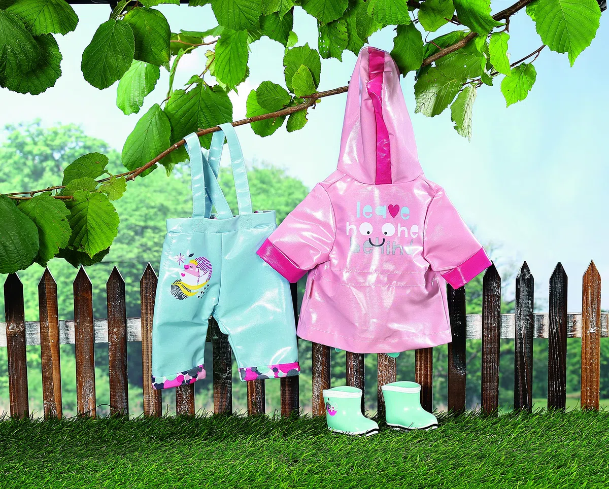 Zapf Creation Baby Born Deluxe Conjunto para la Lluvia - para muñecas Baby Born de hasta 43 cm - Incluye Chubasquero, Pantalones y Botas de Agua - Edad: 3+ años