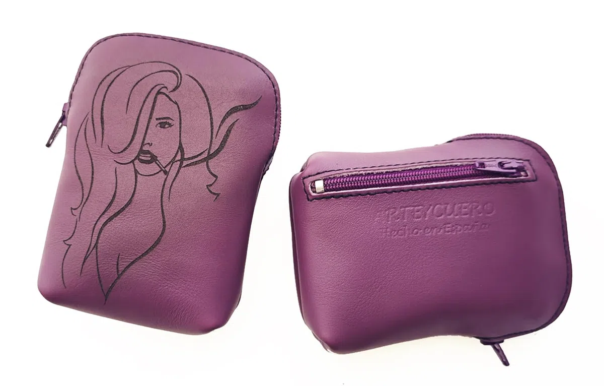 Pitillera Grabada de Piel Morada con Cierre Cremallera para Mujer, Funda Cajetilla de Cuero para Señora