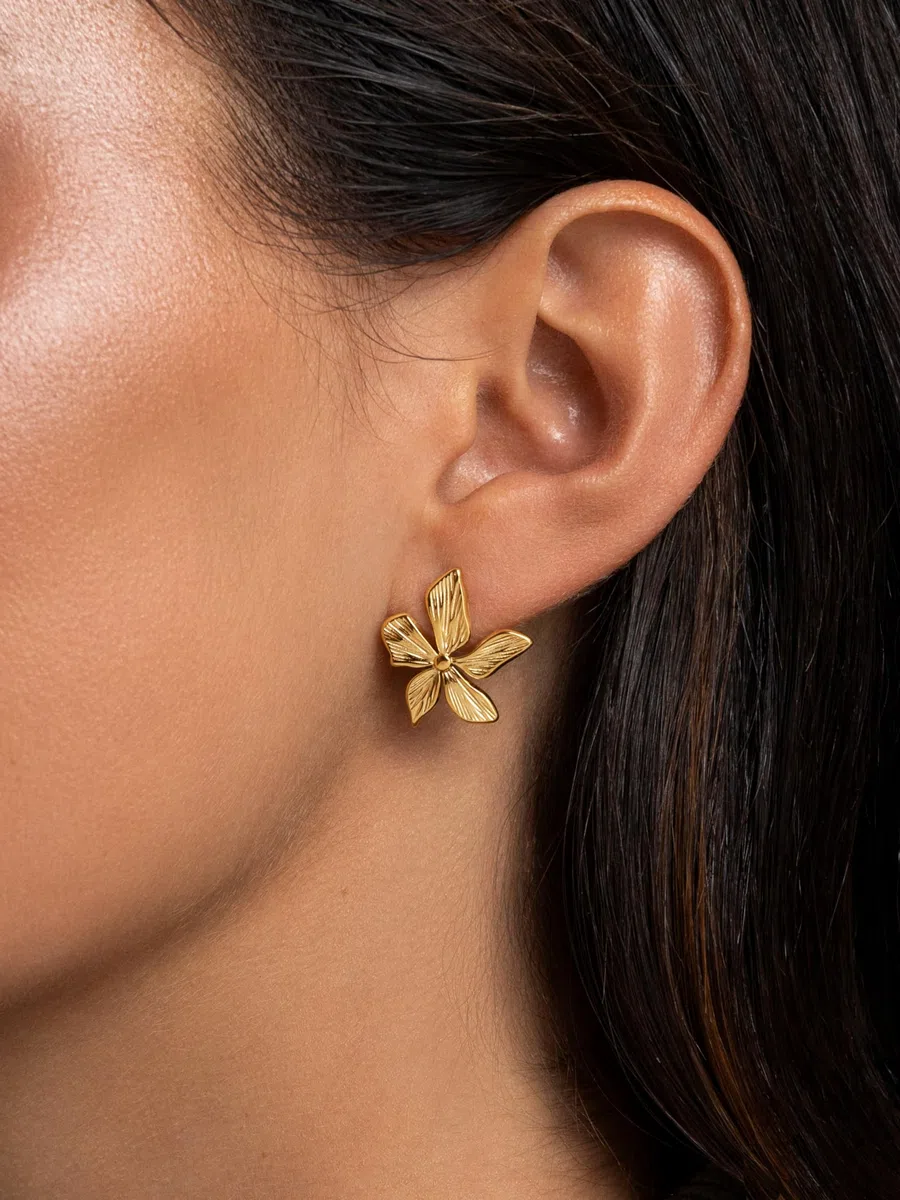 SINGULARU - Pendientes Jasmine. Pendientes Flor de Acero Inoxidable con Baño en Oro de 18Kt. Cierre Tuerca a Presión. Joyas para Mujer