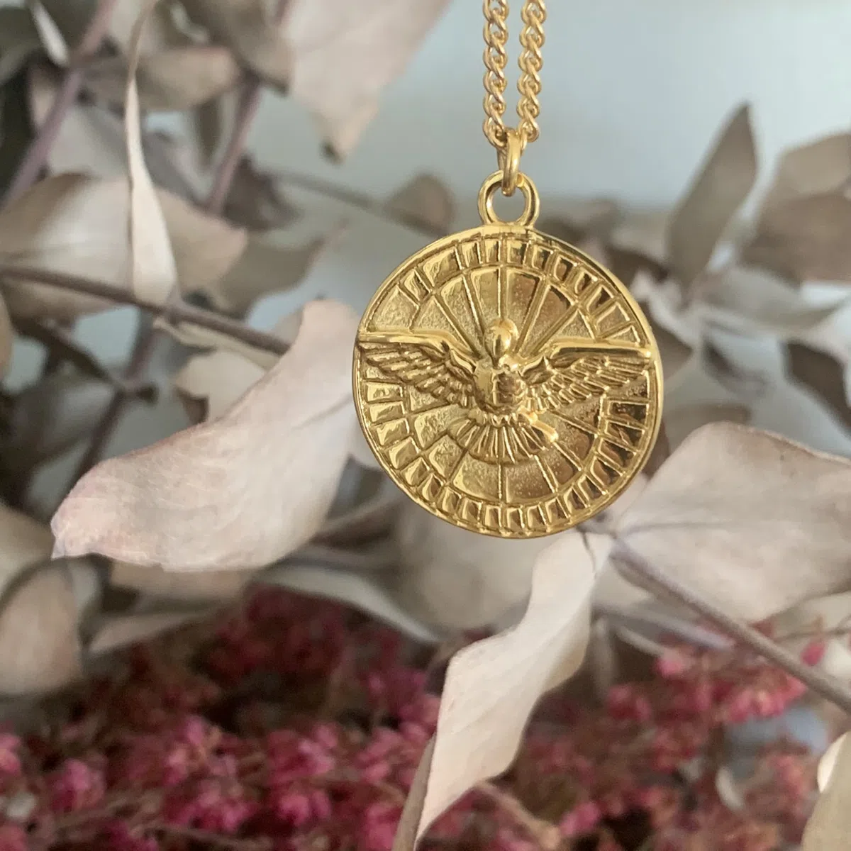 Collar Sagrada Familia y Espíritu Santo de Acero Inoxidable Chapado en Oro, Regalo para Cualquier Ocasión
