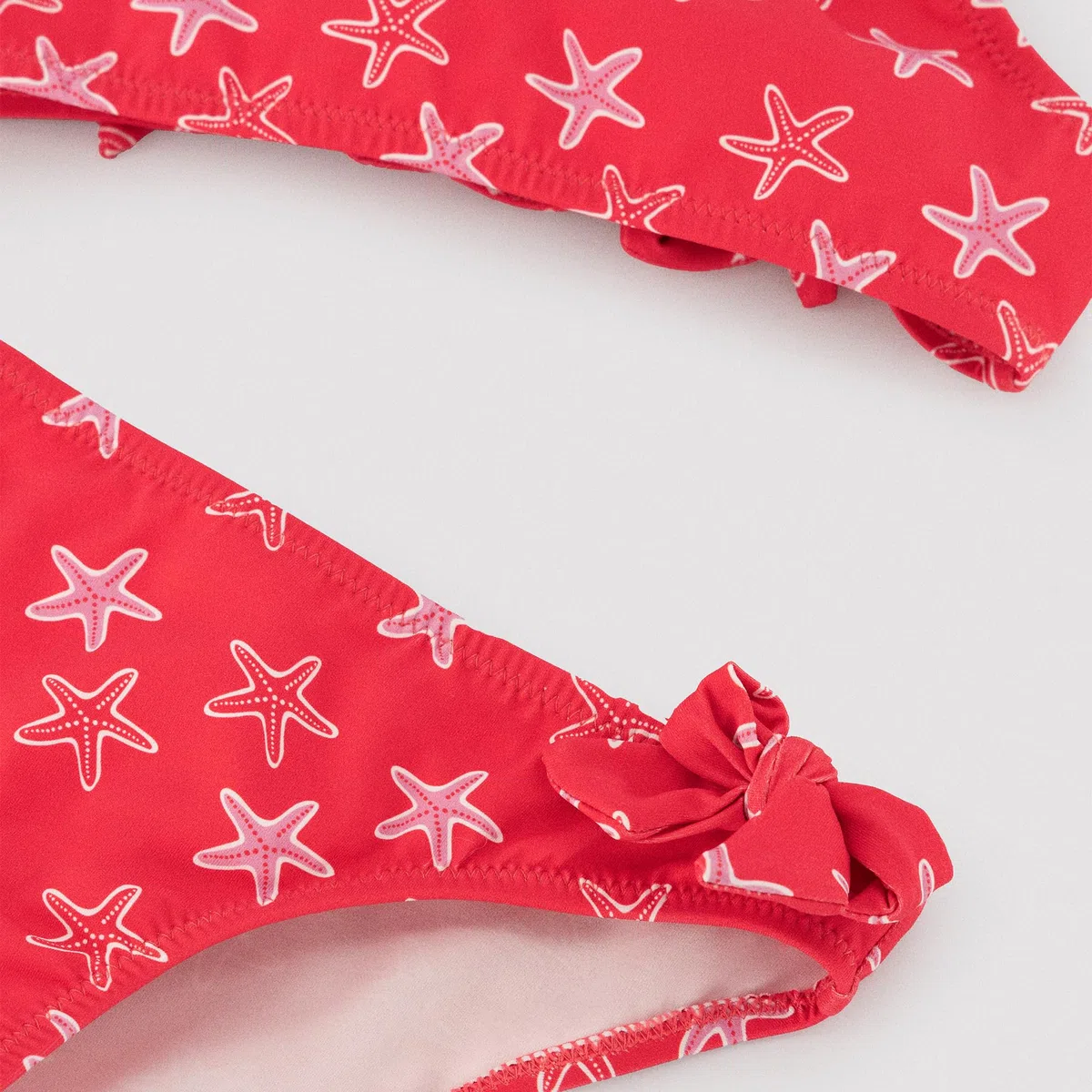 YSABEL MORA. Bikini Niña Detalles Volantes y Lazos Estampado Estrellas Marinas. Conjunto de Bikini de Dos Piezas con Lazos en la Espalda. Forro Completo para Evitar Transparencias.