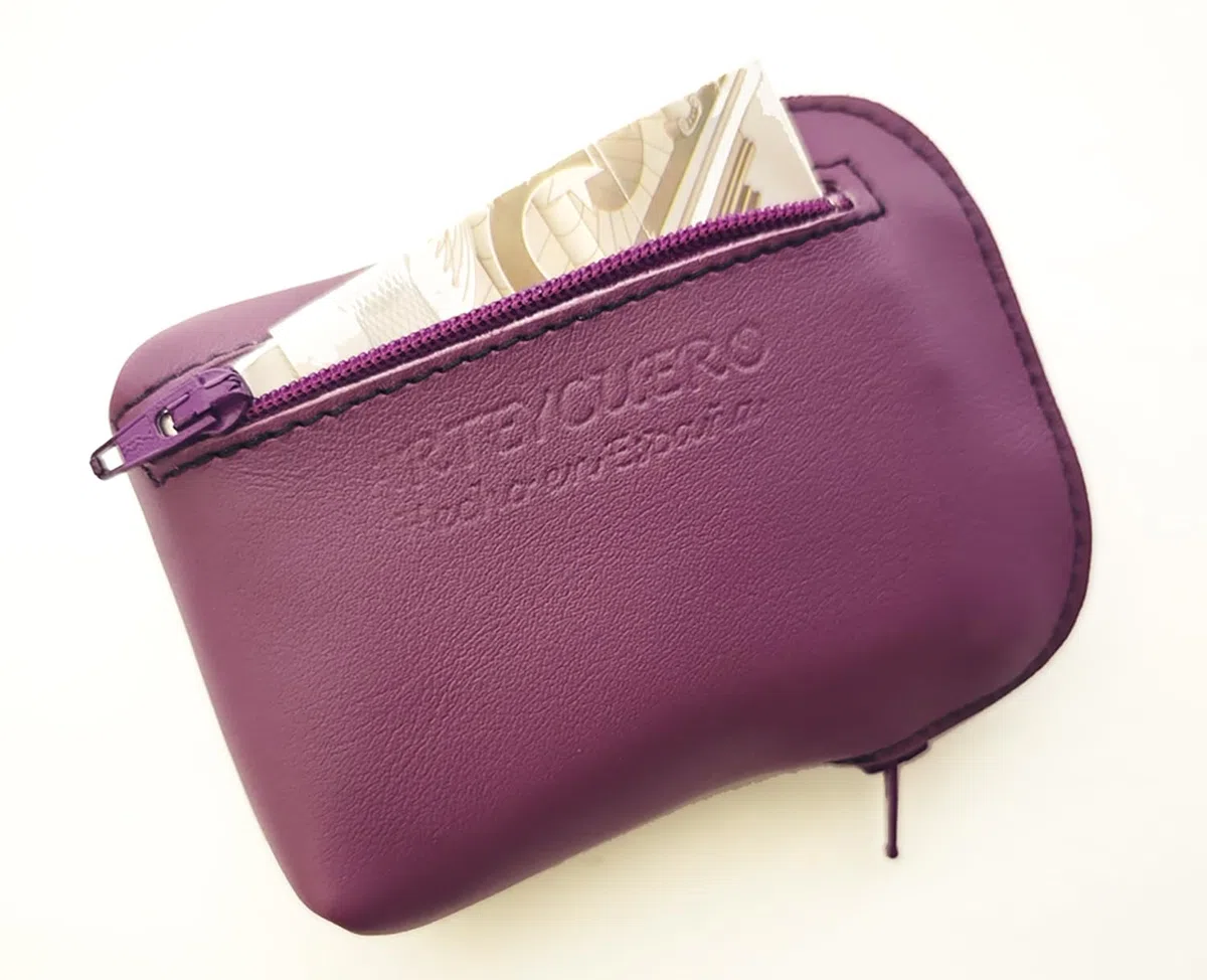 Pitillera Grabada de Piel Morada con Cierre Cremallera para Mujer, Funda Cajetilla de Cuero para Señora