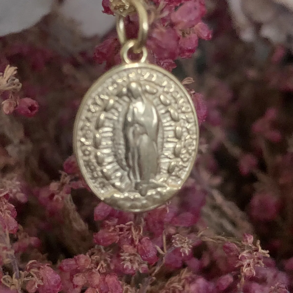 Collar la Virgen de Guadalupe. Cadena de acero inoxidable chapada en oro Ideal para llevar todos los días.