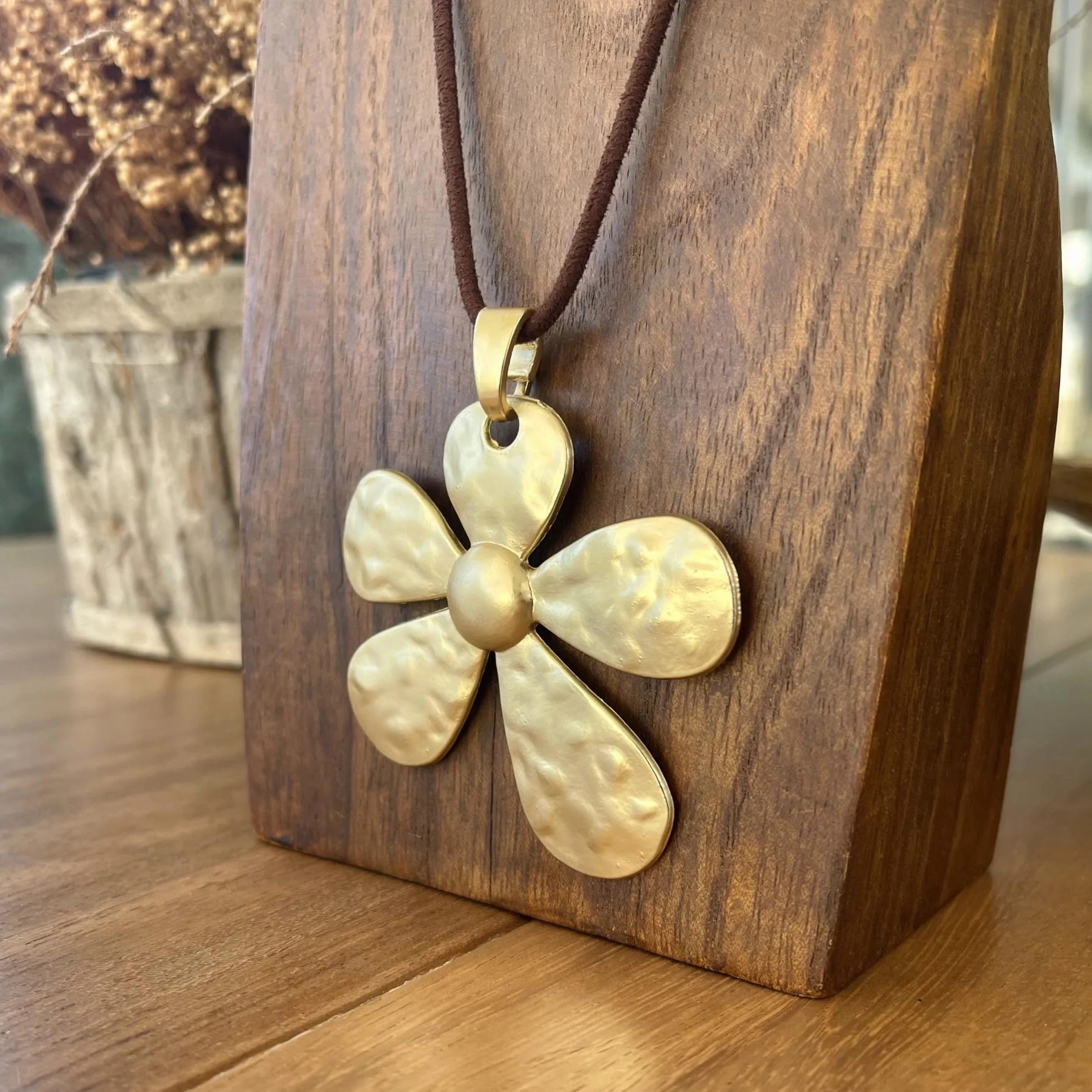 ASTER ALHELÍ – Colgante Mujer Flor Grande Dorado con Cordón de Ante Marrón – Collar Largo Mujer Ajustable Estilo Bohemio – Joyería Artesanal Ideal para Regalo (Dorado)