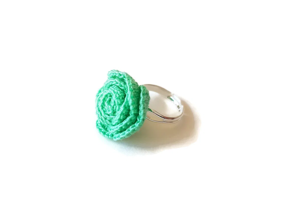 Anillo aguamarina floral de ganchillo verde azulado hecho a mano con tamaño ajustable