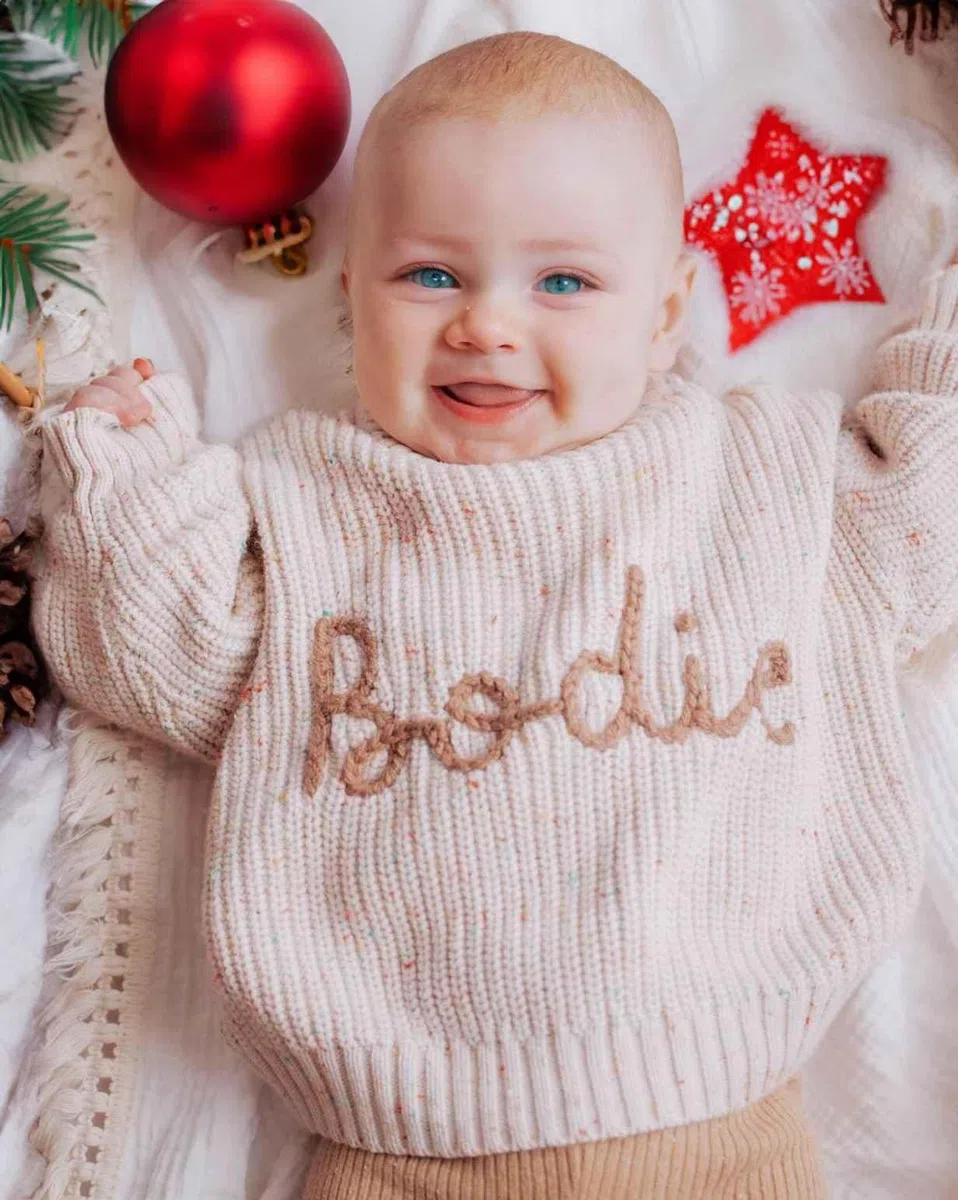 Suéter de Punto Hecho a Mano para Bebés con Nombre o Monograma Bordado a Medida, Regalo Especializado para Niñas, Niños, Bebés y Niños Pequeños