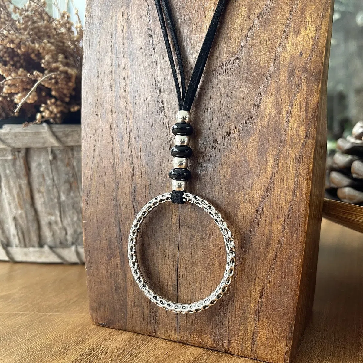 ASTER ALHELÍ – Colgante Mujer Plateado con Piedras Ágatas Negras – Collar Largo Ajustable con Antelina Negra – Accesorio Artesanal con Significado – Ideal para Regalo Original