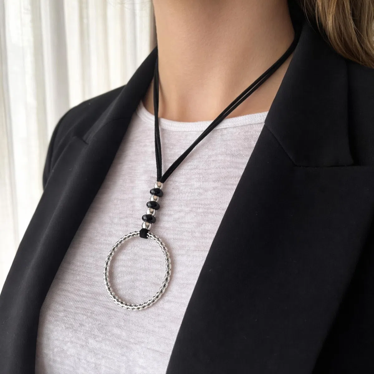 ASTER ALHELÍ – Colgante Mujer Plateado con Piedras Ágatas Negras – Collar Largo Ajustable con Antelina Negra – Accesorio Artesanal con Significado – Ideal para Regalo Original